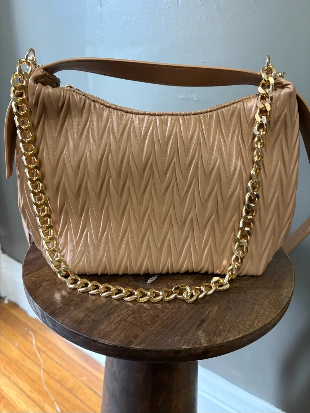 New Without Tags Jen & Co Quilted Purse Shoulder Bag in Tan with Gold Chain